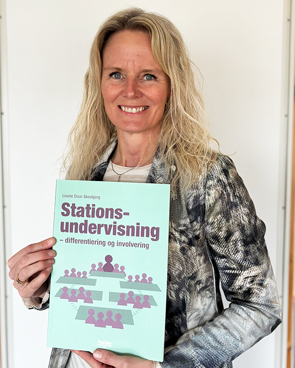 Foto af Louise Duus der viser hendes bog